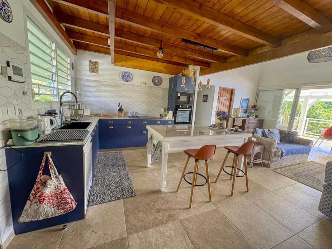 7.Location Villa piscine vue mer Bouillante Guadeloupe_Cuisine Vue mer